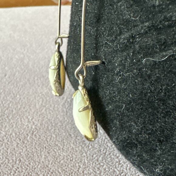 Kendra Scott Gold Tone Dee Drop Earrings In White Mother Of Pearl - Picture 5 of 8